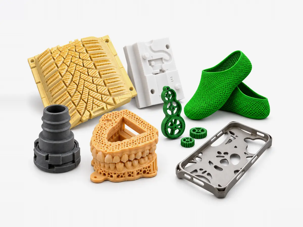 قطعه‌های پرینت سه بعدی با تکنولوژی‌های مختلف: قالب آج تایر، قطعهٔ پشتی قالب با FDM و ABS، کفش مشبک، چرخ‌دنده‌های سبز، قاب فلزی گوشی، مدل دندان و کانکتور نایلونی