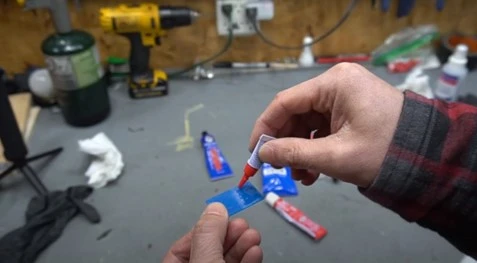 چسب قطرهای Superglue یا سیانوآکریلات برای چسباندن قطعات پرینت سه بعدی