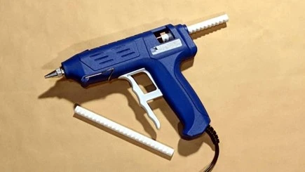 چسب حرارتی یا Hot Glue Gun برای چسباندن سریع پرینتها