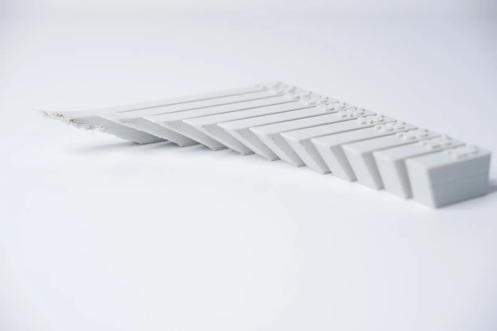 زاویههای معلق یا آویزان (Overhangs) در طراحی پرینت سه بعدی FDM