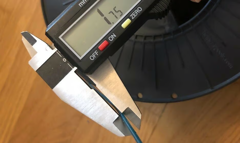 اندازه گیری قطر فیلامنت برای کالیبره کردن پرینتر سه بعدی