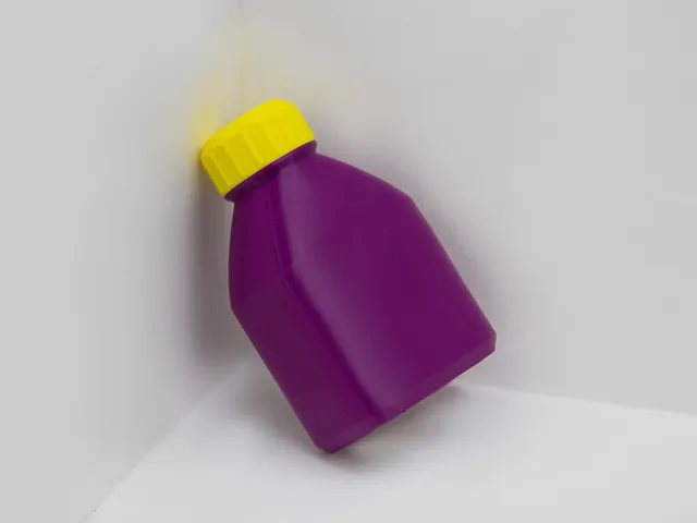 بطری بنفش با درپوش زرد پرینتشده با فیلامنت PETG